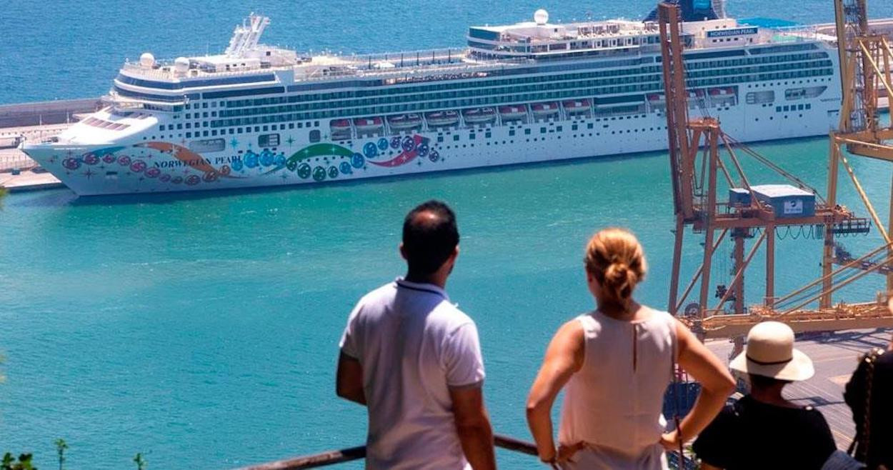 Turistas ante un crucero en el Puerto de Barcelona / EFE