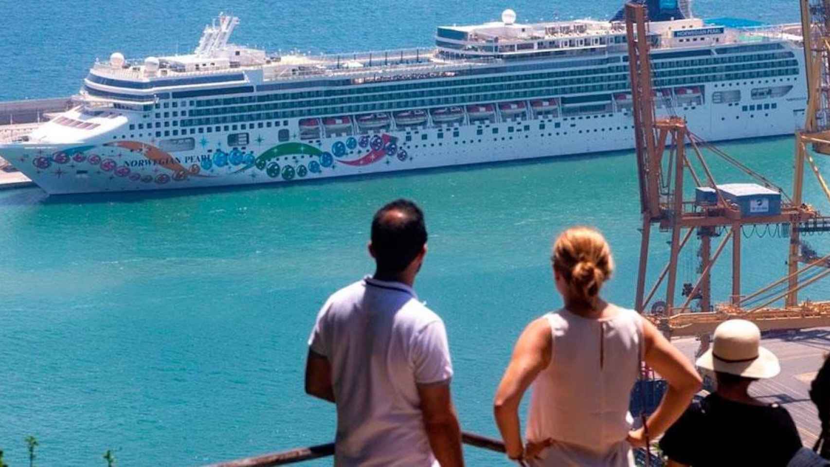 Turistas observan un crucero en el Puerto de Barcelona / EFE