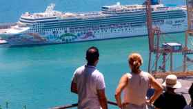 Turistas observan un crucero en el Puerto de Barcelona / EFE
