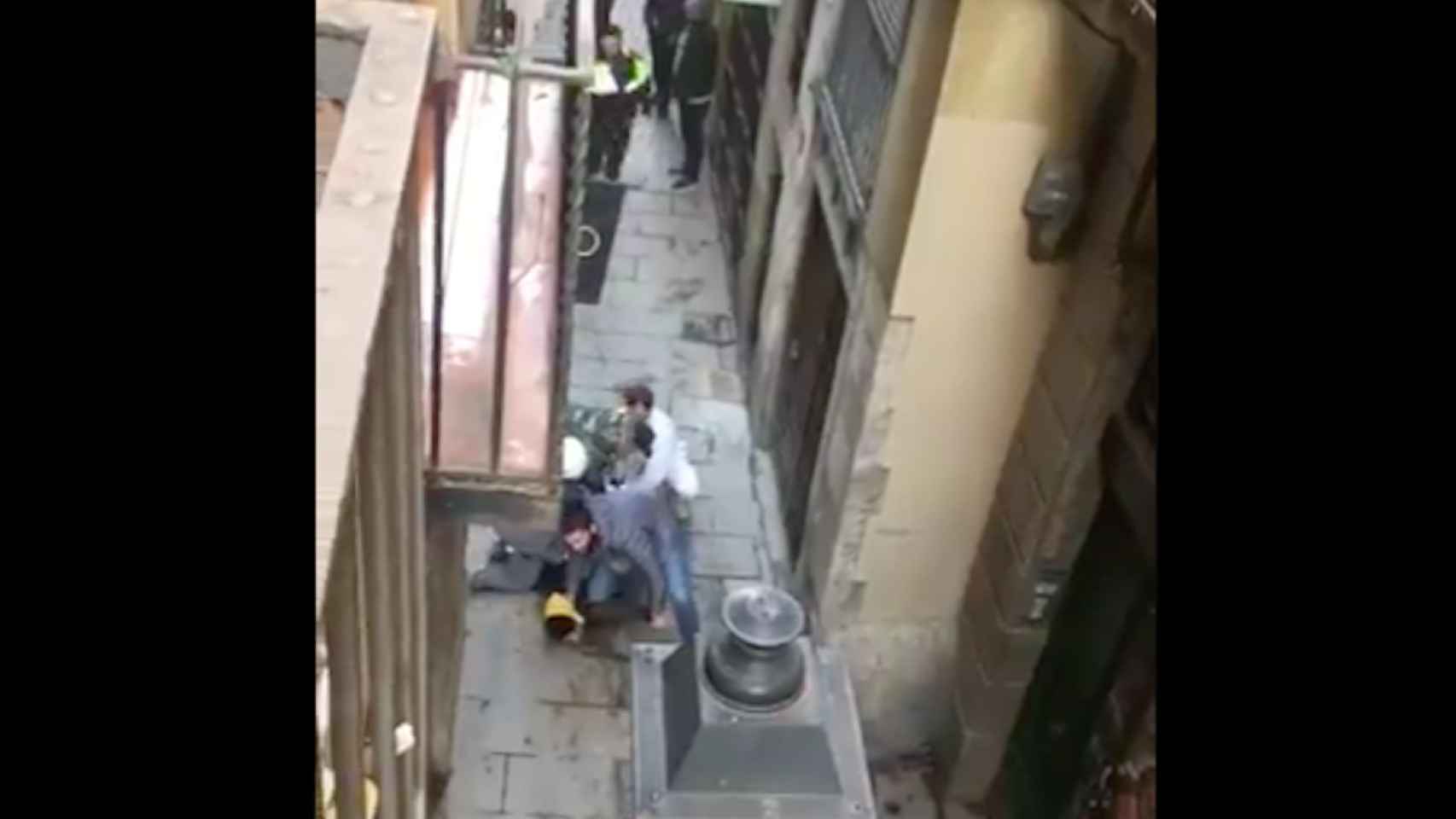 Un grupo de vecinos frenan al ladrón de unos turistas en Ciutat Vella / TWITTER HELPERS BARCELONA