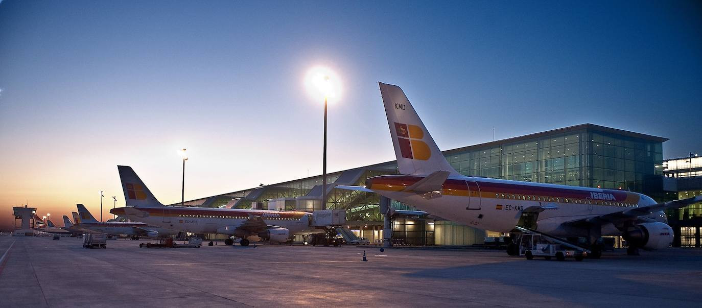 Aeropuerto de Barcelona con varios aviones