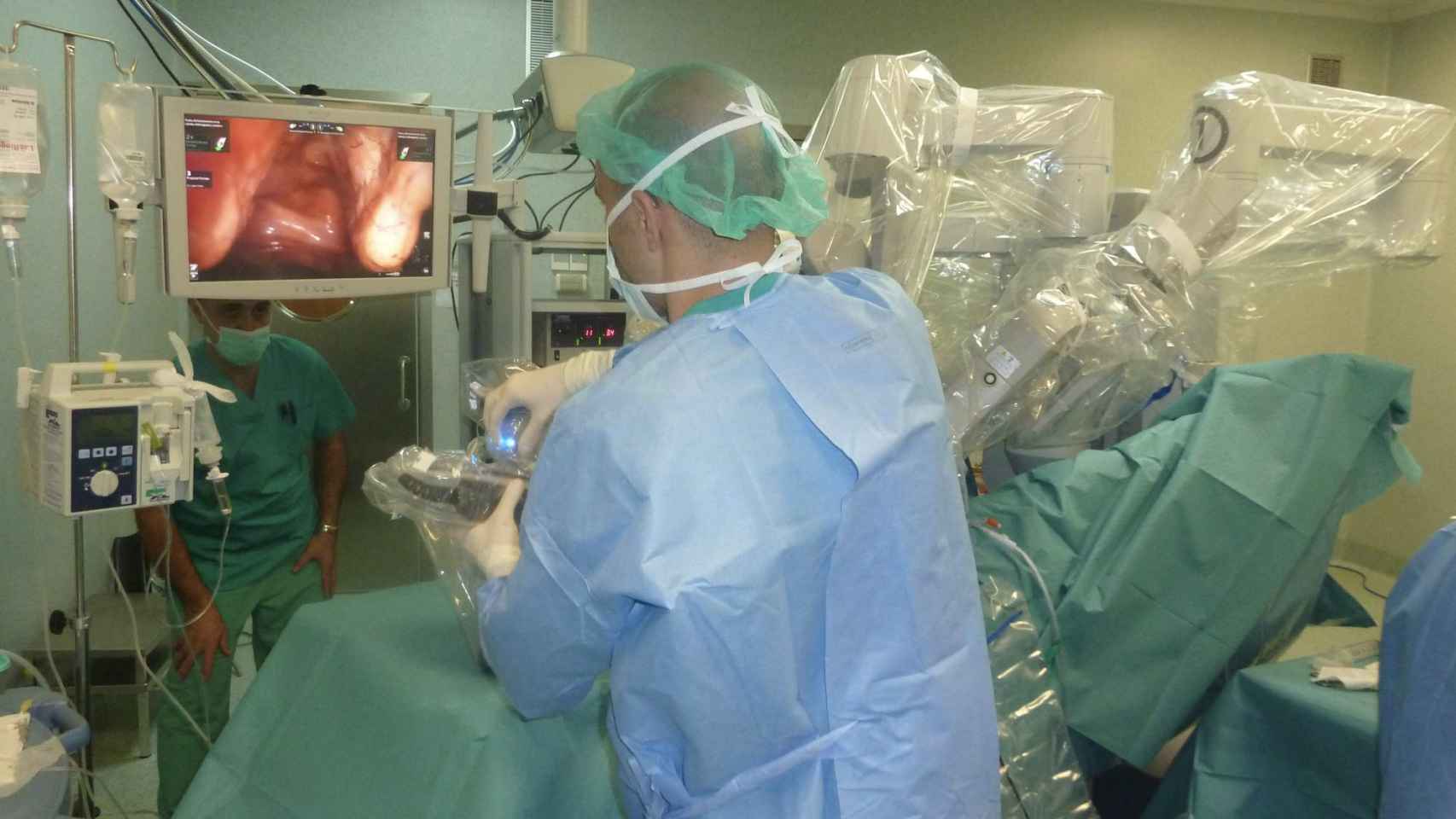 Imagen de una intervención del equipo de Dr. Miguel Ángel López Costea, jefe de la Unidad de Cirugía Robótica Avanzada del Hospital Quirónsalud Barcelona