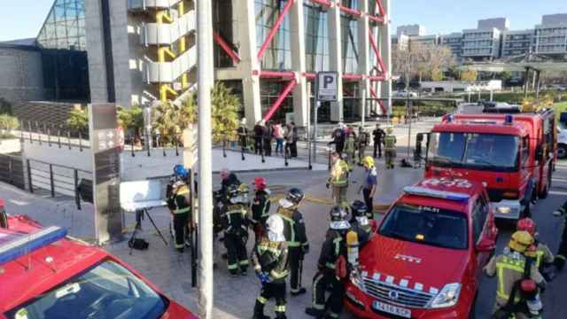 Dotaciones de bomberos en los alrededores del hotel afectado.