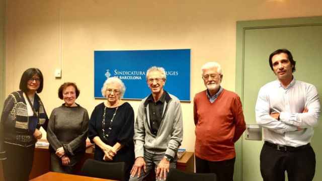 Miembros de la Plataforma Salvem el Patrimoni de Les Corts junto a la Síndica de Greuges / SALVEM EL PATRIMONI DE LES CORTS