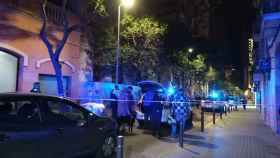 Despliegue policial en Gràcia, donde tuvo lugar el desgarrador suicidio / METRÓPOLI ABIERTA