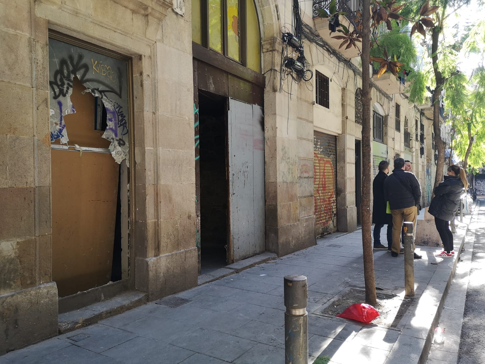 La entidad Acció Raval asegura que en este edificio de la calle Príncep de Viana hay un narcopiso / G.A