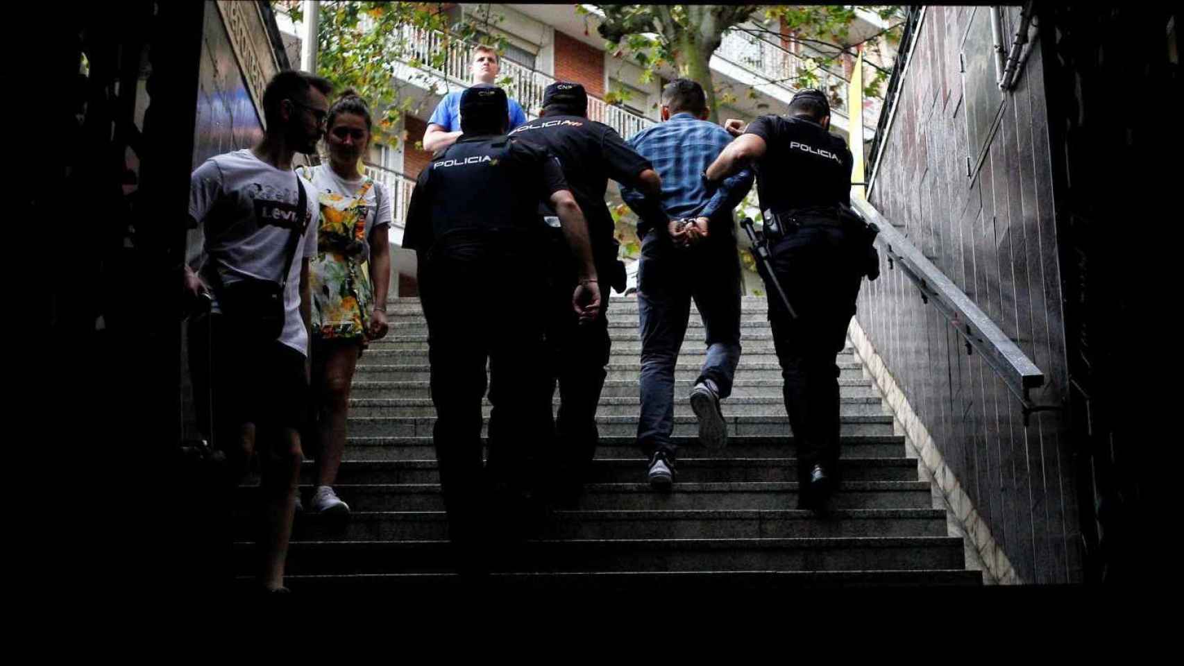 Varios policías se llevan detenida a un carterista del metro de Barcelona / EFE
