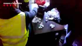 Captura de pantalla del vídeo del operativo policial contra la jubilada que traficaba con cocaína / MOSSOS D'ESQUADA vía TWITTER