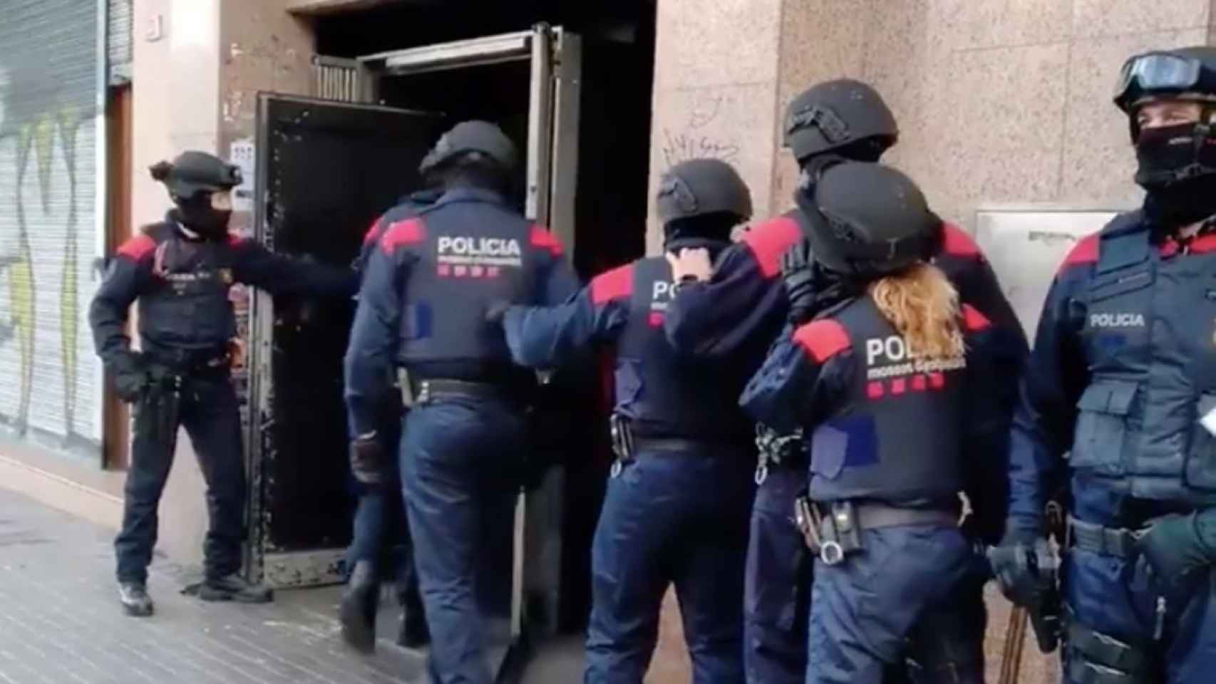 Los Mossos d'Esquadra entran en el narcopiso durante el operativo / MOSSOS D'ESQUADRA