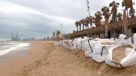 Sacos de arena como diques de contención en la playa de la Barceloneta / BETEVÉ