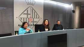 Una usuaria del programa del Ayuntamiento de Barcelona 'Primer la Llar', Gemma; la teniente de alcalde de Derechos Sociales de Barcelona, Laura Pérez, y el asesor de la Tenencia de