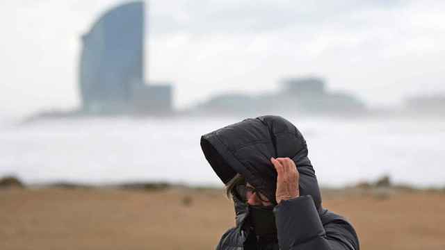 Viento y oleaje en la playa de la Barceloneta / EFE - ALEJANDRO GARCÍA (ARCHIVO )