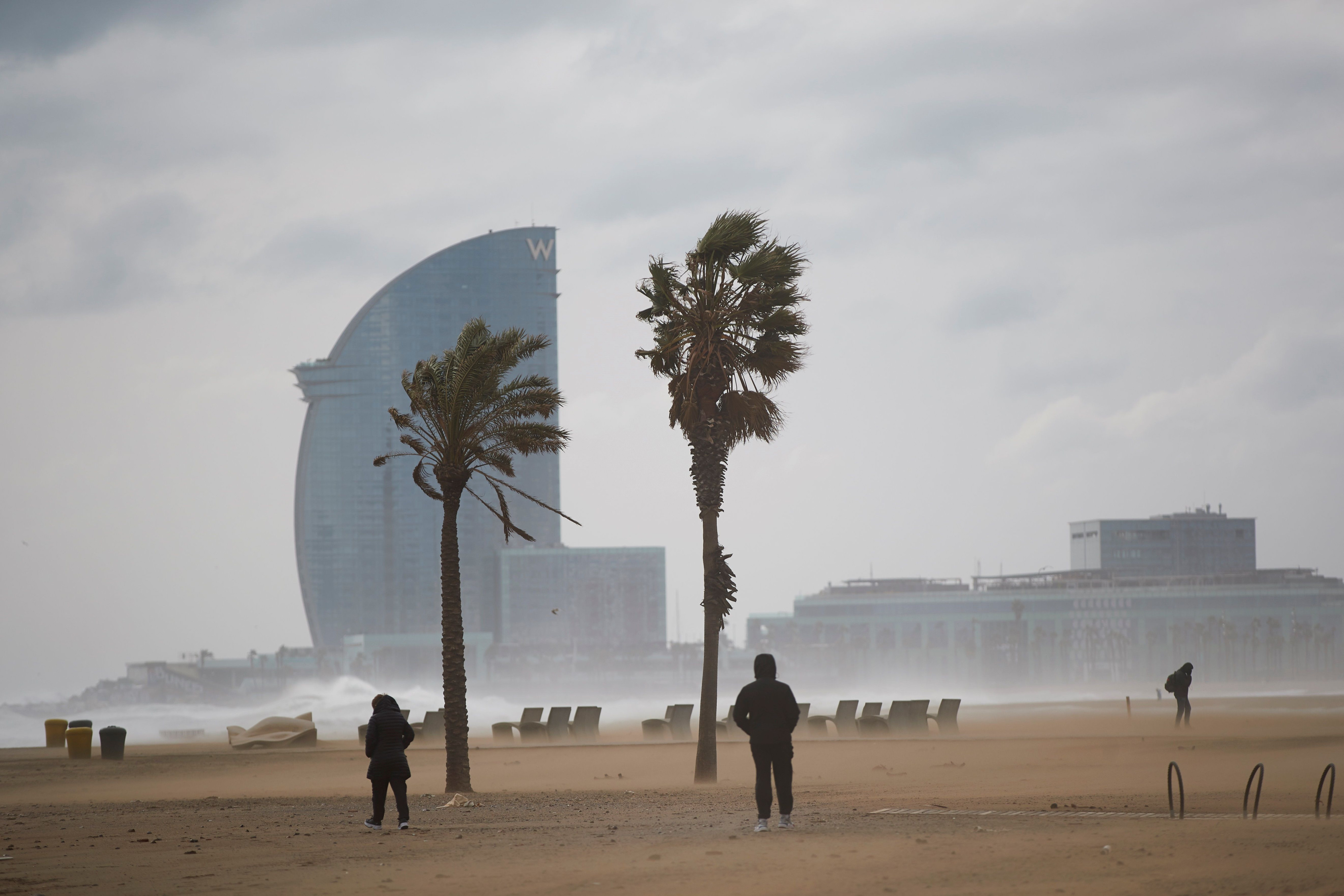 Viento y oleaje en una de las playas de Barcelona / EFE