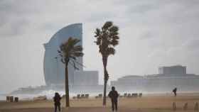 Viento y oleaje en una de las playas de Barcelona / EFE