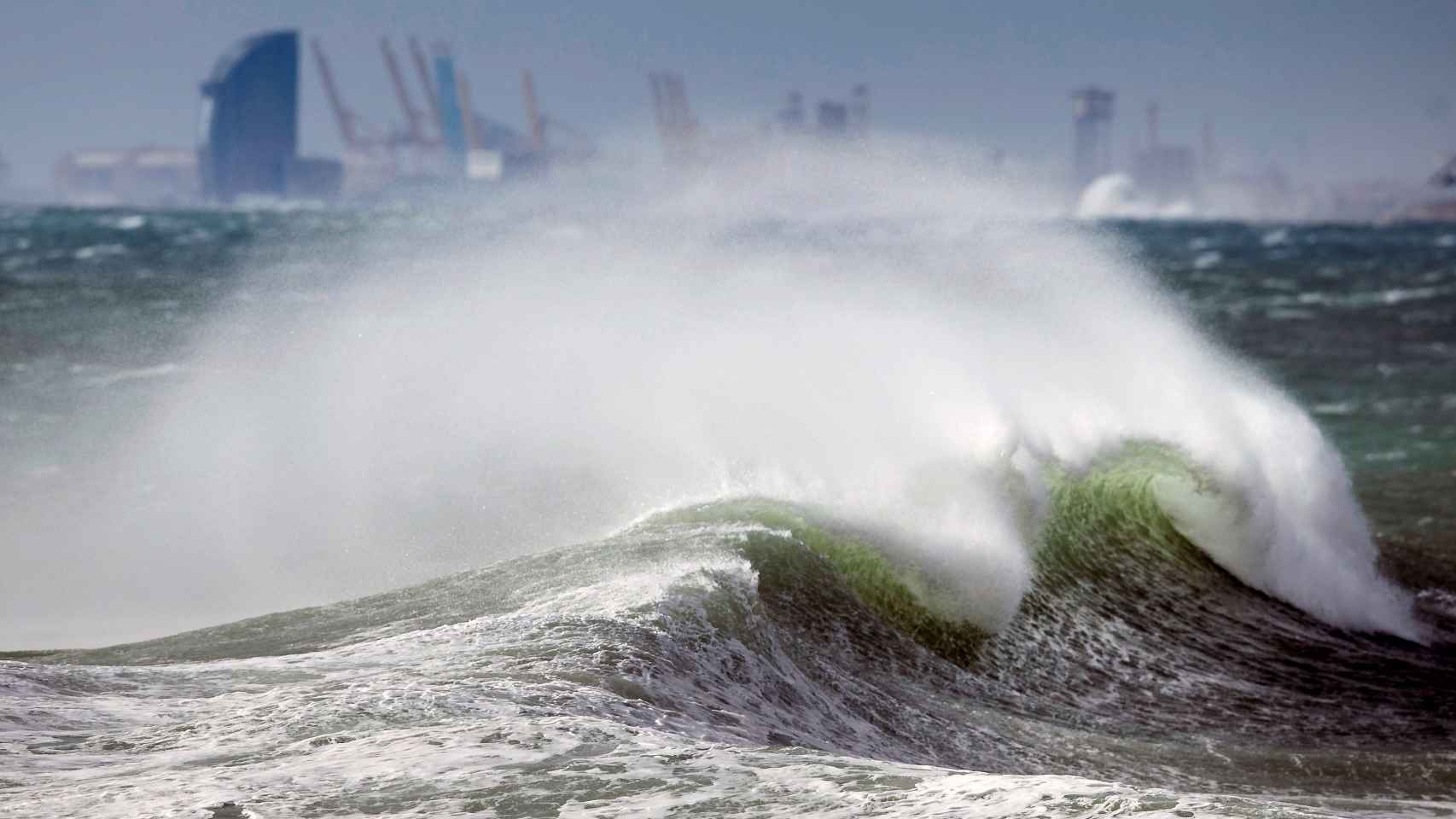 Fuerte oleaje en las playas de Maresme por el temporal Gloria / EFE