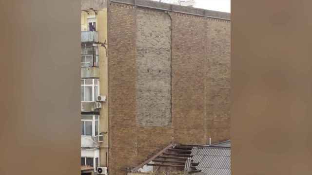 Guardería destrozada, con presencia de amianto, por la caída la fachada de un edificio / METRÓPOLI ABIERTA