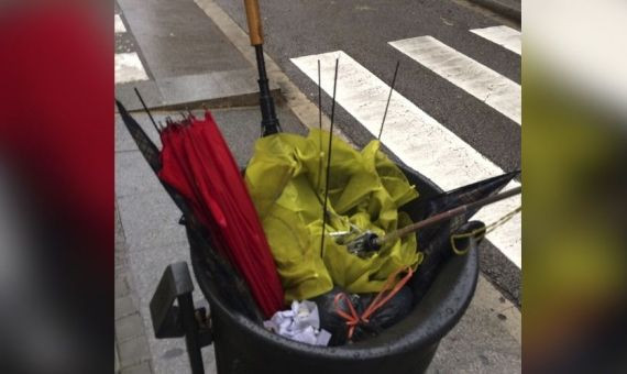 Paraguas rotos en una basura de Barcelona / METROPOLI ABIERTA