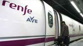 Un tren del AVE entrando en una estación en una imagen de archivo / EFE
