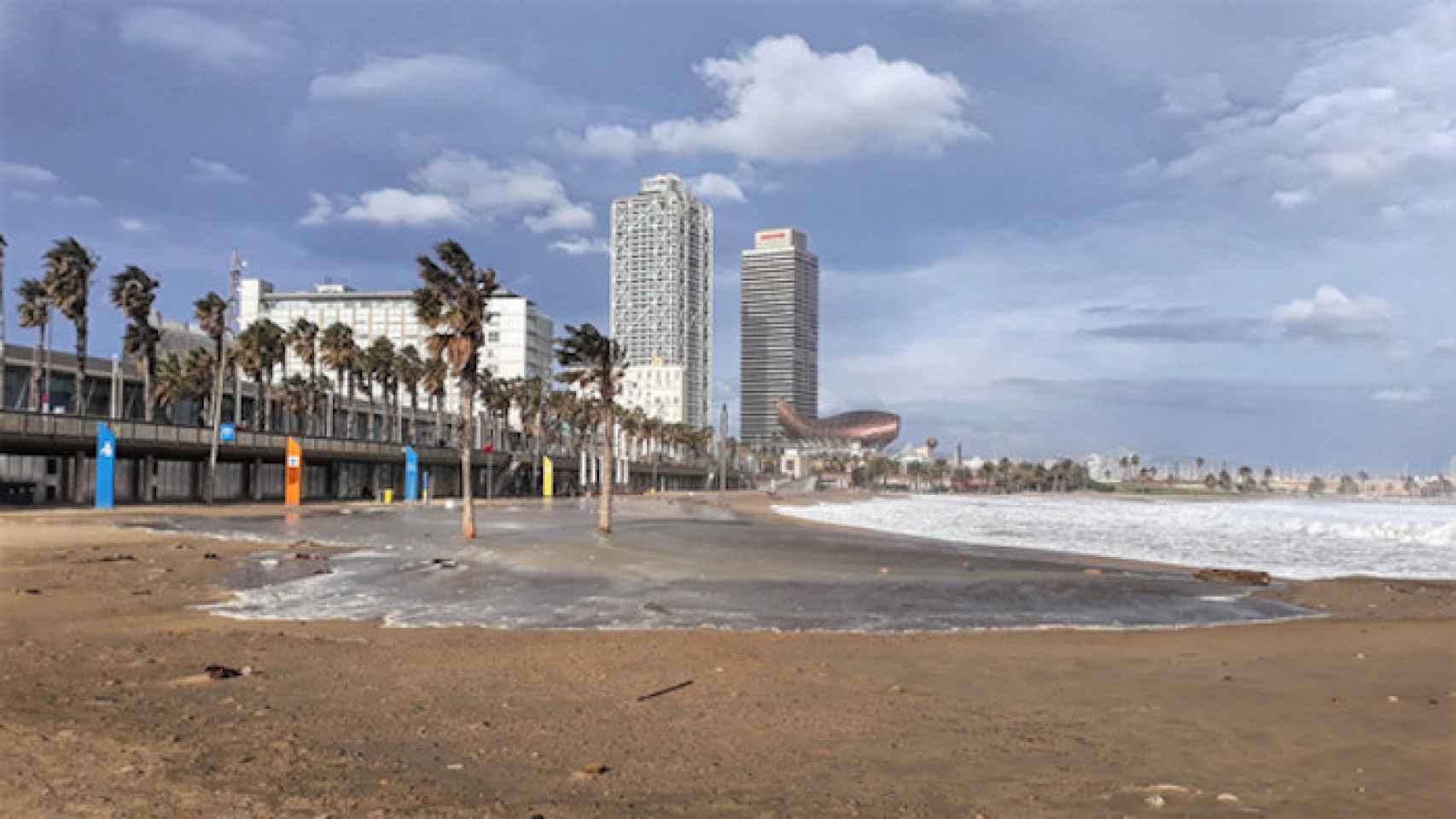 Playa del Somorrostro en Barcelona durante el temporal / DIEGO LÁZARO