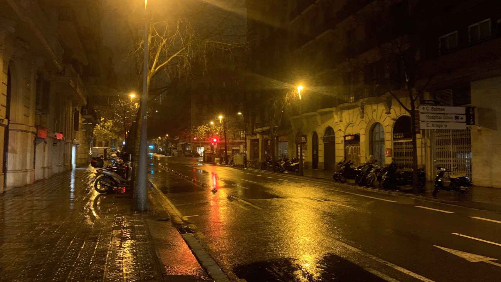Calle Paris de Barcelona afectada por los chubascos del temporal Gloria / V.M.