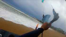 Captura de pantalla del vídeo de los kitesurfistas en la playa de la Barceloneta / YOUTUBE