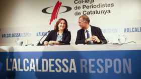 La alcaldesa de Barcelona, Ada Colau, acompañada por el decano del Colegio de Periodistas de Cataluya, Joan Maria Morros / EFE