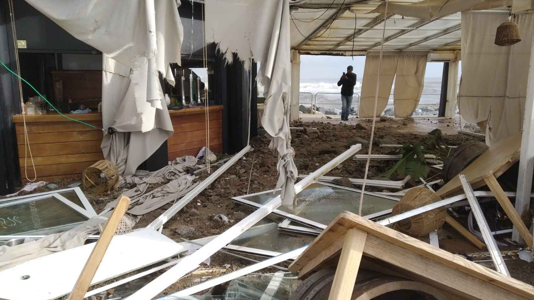 Interior del restaurante Beach Club de Barcelona destrozado / JORDI SUBIRANA