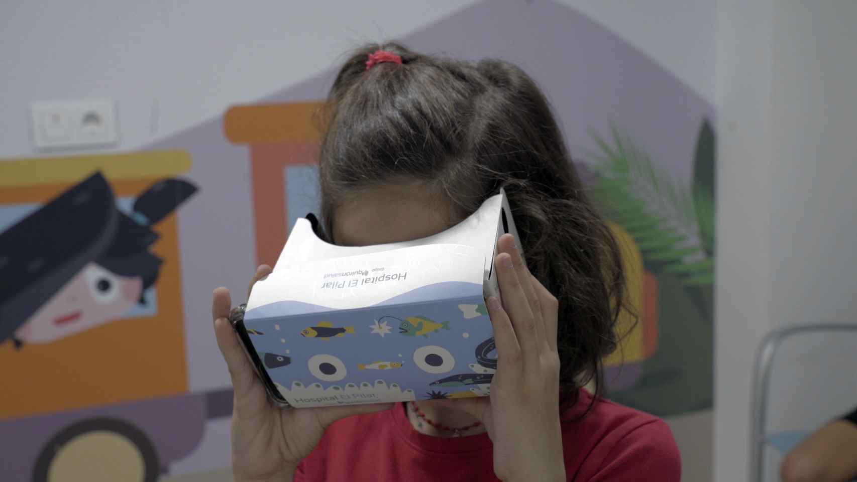 Una niña con las gafas de realidad virtual del Hospital El Pilar