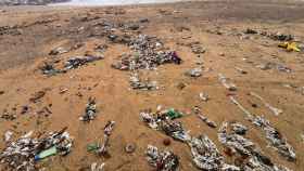 La playa de Somorrostro llena de suciedad tras el temporal Gloria