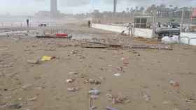 Suciedad en la playa, junto a la base náutica, tras el paso del temporal / JORDI SUBIRANA