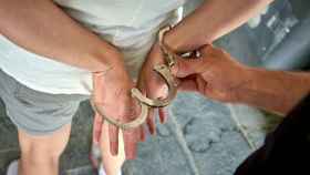 Un hombre detenido con las esposas, en una imagen de archivo / TWITTER GUARDIA URBANA