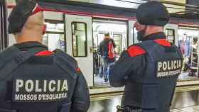 Agentes de los Mossos d'Esquadra en el metro de Barcelona / MOSSOS D'ESQUADRA