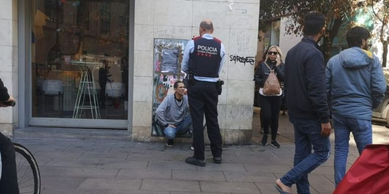 Los mossos retienen a un ladrón este enero tras intentar robar una cartera a una chica / G.A