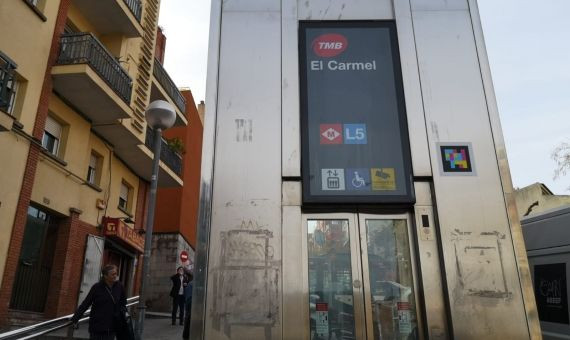 Ascensor de acceso a la línea 5 del metro de Barcelona, en el Carmel 