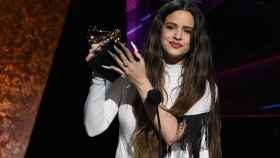 Rosalía alzándose con el Grammy por su álbum 'El mal querer' / (ROBYN BECK / AFP)