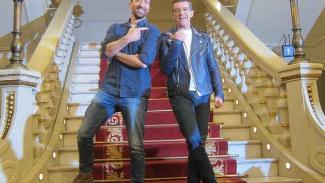 Pablo Puyol y Antonio Banderas en la presentación de 'A Chorus Line' en el teatro Tívoli de Barcelona / EUROPA PRESS