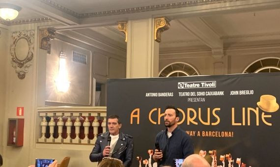 Pablo Puyol y Antonio Banderas en la presentación de 'A Chorus Line' en el teatro Tívoli de Barcelona / MA