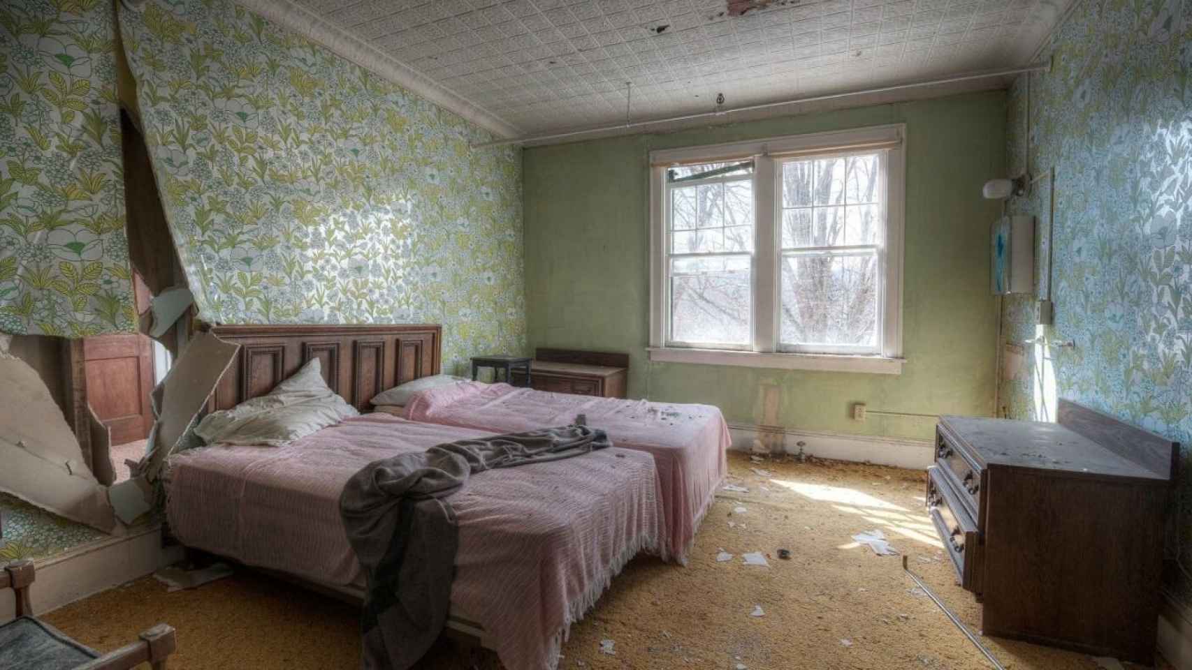 Una habitación de hotel sucia, destrozada y llena de porquería