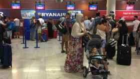 Colas en los mostradores de Ryanair en el aeropuerto de Barcelona / ARCHIVO PABLO ALEGRE