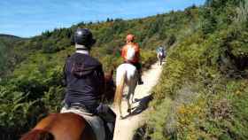 Varias personas durante una excursión a caballo