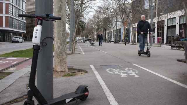 Patinetes eléctricos circulan por la acera en la avenida Diagonal de Barcelona / ARCHIVO