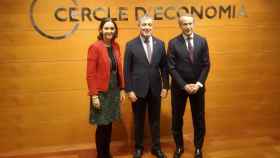 La ministra Reyes Maroto; el primer teniente de alcaldñia, Jaume Collboni, y el presidente del Cercle d'Economia, Javier Faus / JORDI SUBIRANA