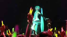 Holograma de Hatsune Miku durante el concierto que fueron a ver 3.000 personas al Club Sant Jordi