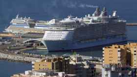Un crucero atracado en el puerto de Barcelona en una imagen de archivo / EFE