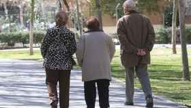Tres ancianos paseando por una calle / EUROPA PRESS