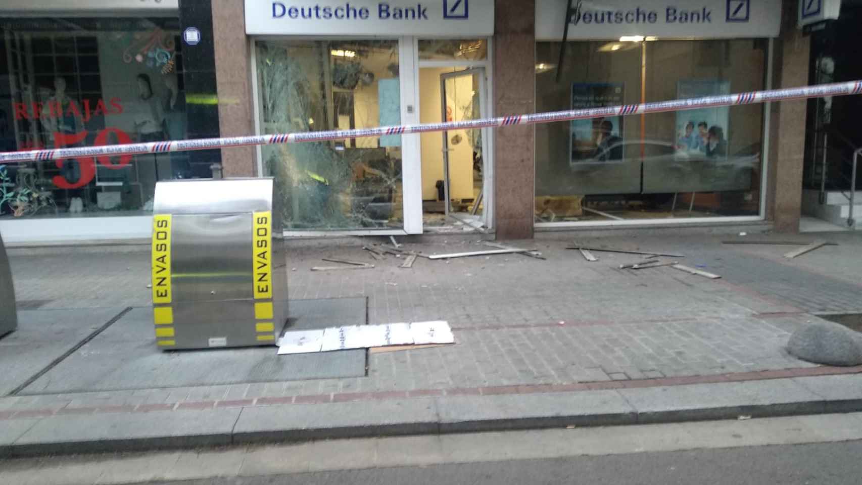 Explosión de una sede bancaria en Cerdanyola del Vallès