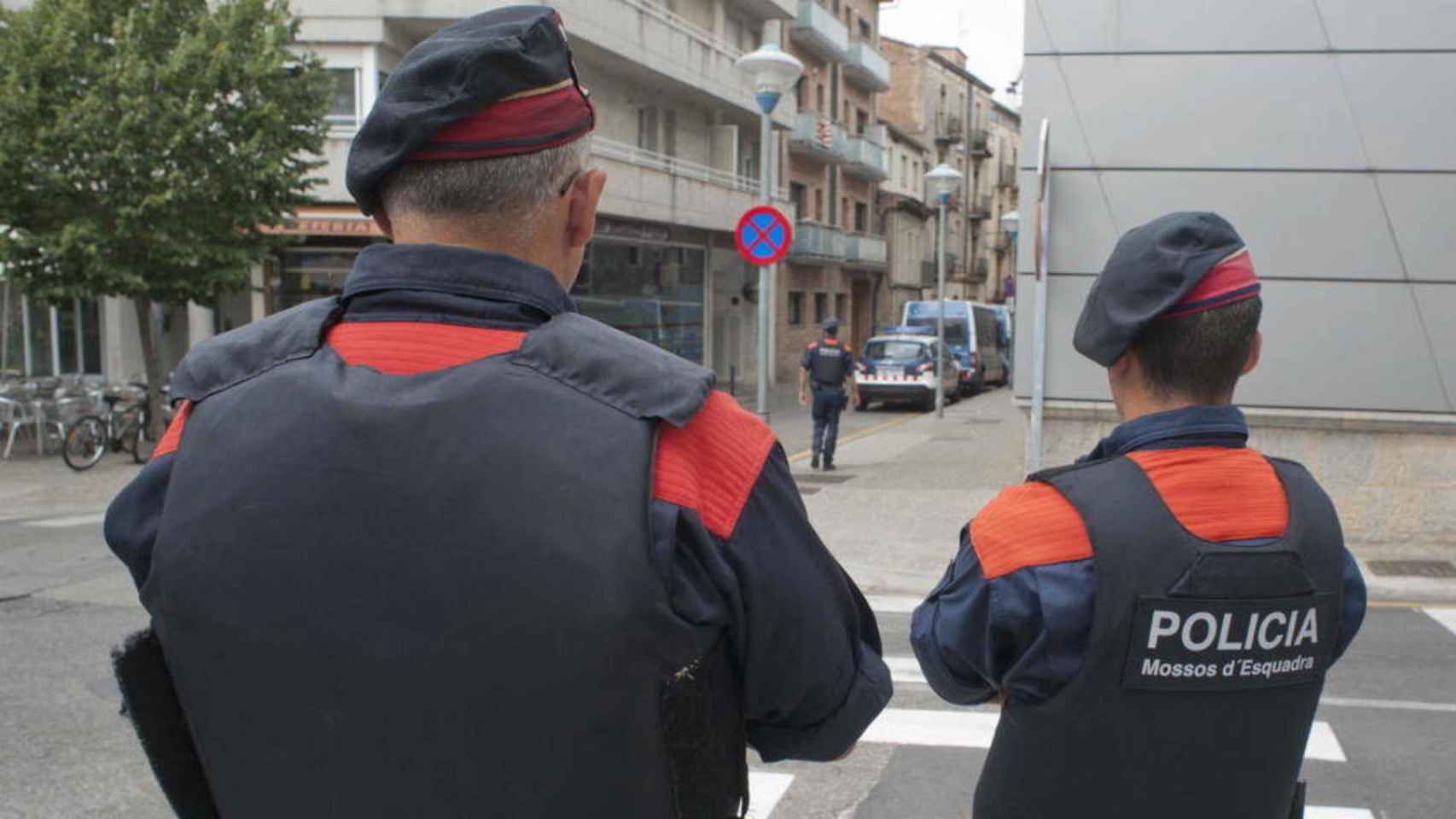 Una imagen de archivo de dos agentes de los Mossos d'Esquadra / EFE