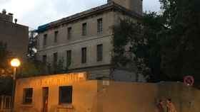 Edificio de Can Capellanets, en un estado de deterioro absoluto permitido por el Ayuntamiento en Les Corts / RP