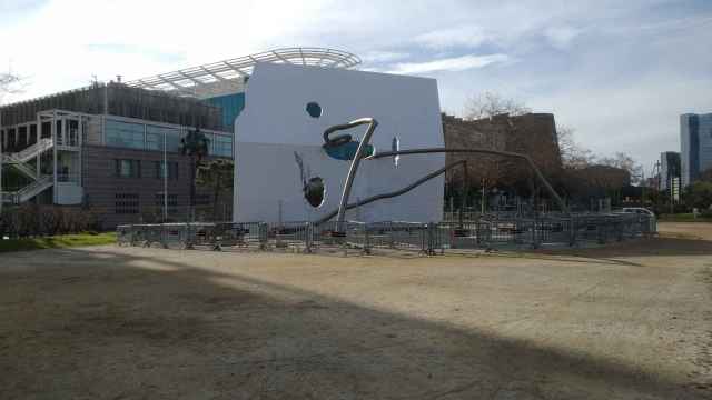 La escultura del 'David i Goliat', tirada en el suelo / JORDI SUBIRANA