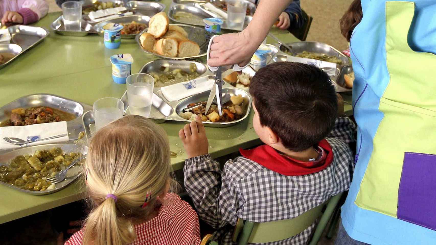 Un grupo de niños en el comedor de una escuela / EFE